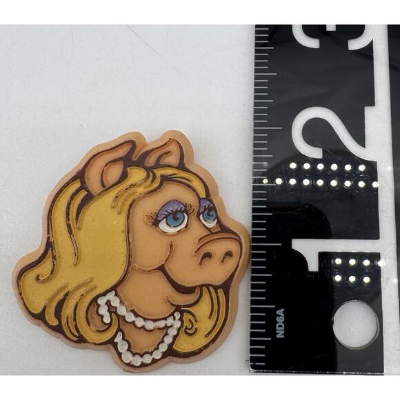 Vintage Miss Piggy Muppets Pin Brooch Henson Associates 1979 2" x 2" Inches - Picture 4 of 4